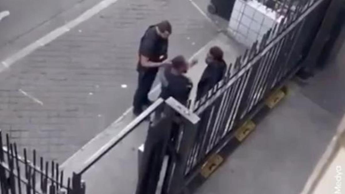 Fransa'da tokat attığı gencin yüzüne tüküren polis 6 ay tecilli hapis cezasına çarptırıldı