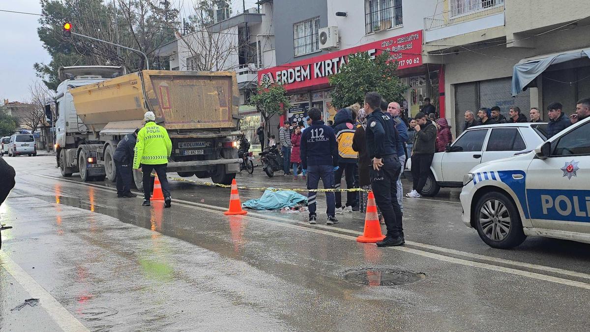 Yolun karşısına geçerken TIRın çarptığı yaya öldü; aynı yolda eşine de otomobil çarpmış