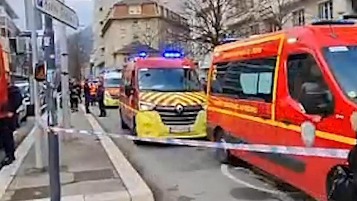 Yer Fransa: Güzellik salonuna el bombası attılar! Yaralılar var