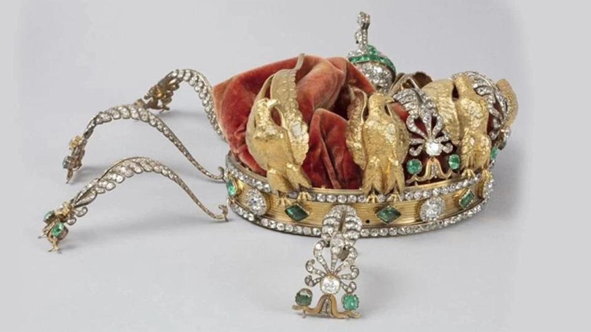 Louvre soyguncuları kaçarken düşürmüştü: Hasar gören elmas tacın fotoğrafı paylaşıldı