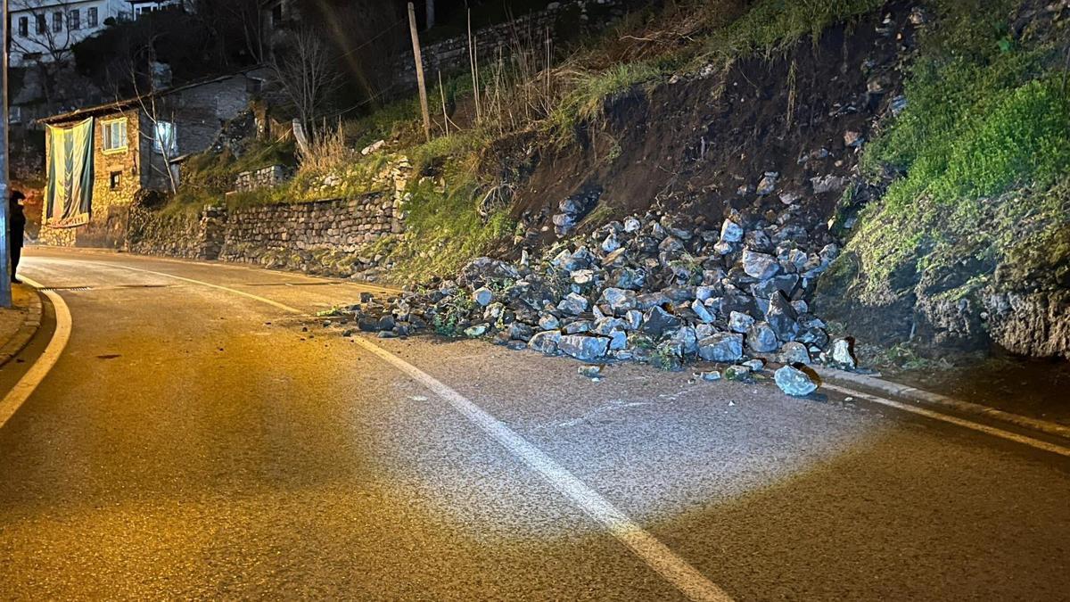 Bursada istinat duvarı çöktü; yol çift yönlü trafiğe kapatıldı