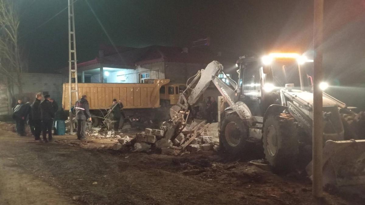 Iğdırda kamyon eve girdi; 1 yaralı