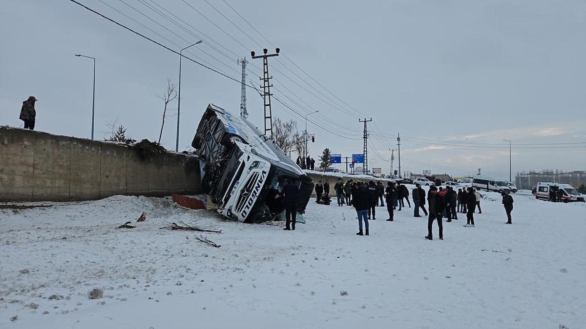 Ağrı'da otobüs devrildi: 16 yaralı
