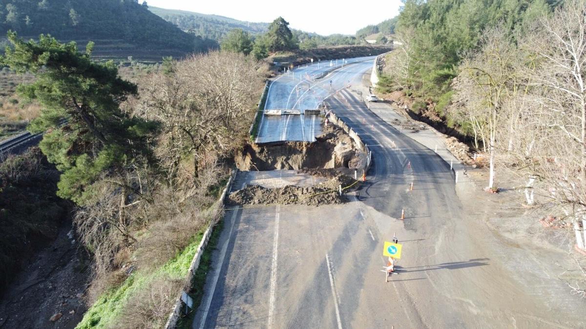 Aydın'da sağanak nedeniyle yol çöktü