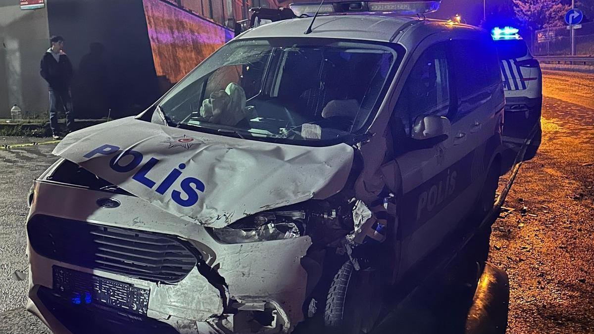 İstanbul - Sultanbeyli'de polis aracının karıştığı kazada 2'si polis 3 kişi yaralandı