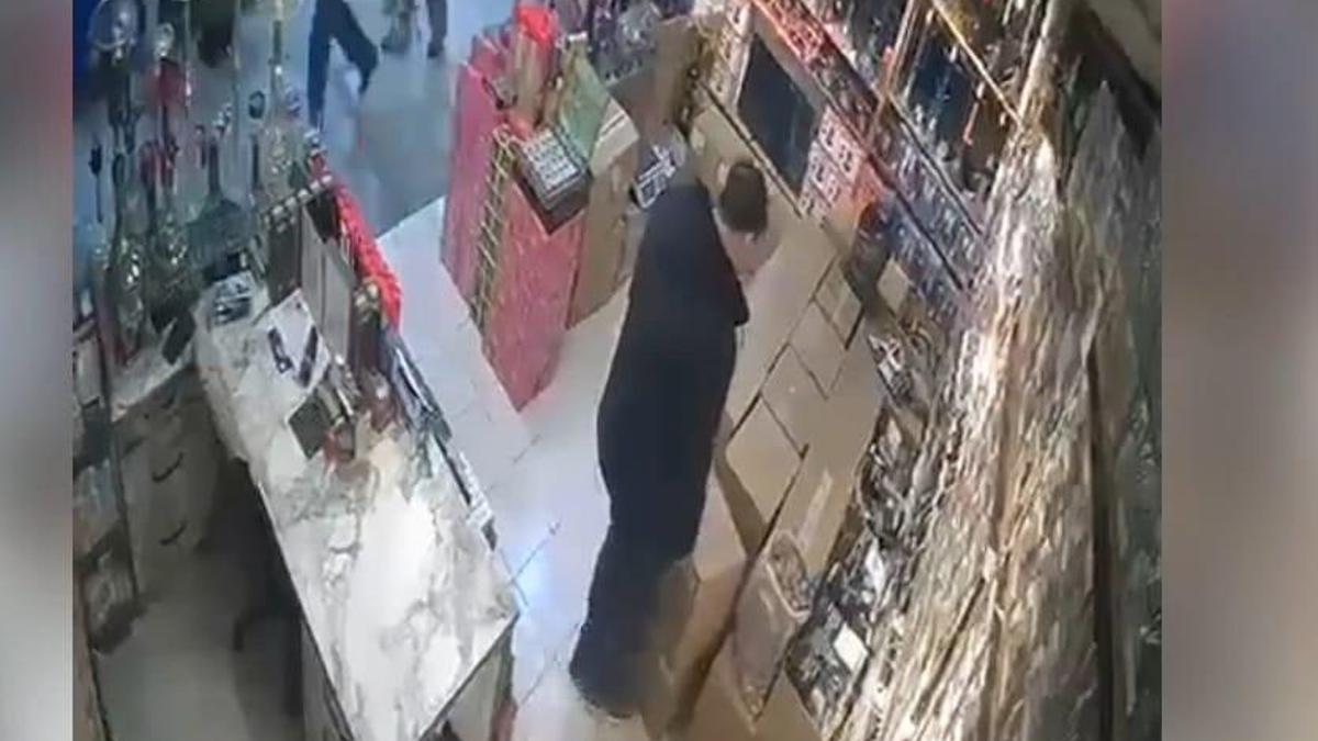 Asma tavan iş yeri sahibinin üzerine çöktü