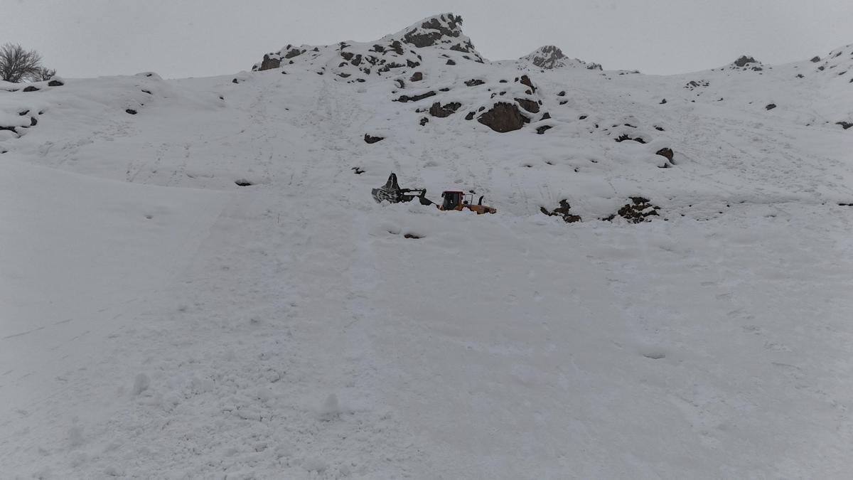 Yüksekova'da çığ nedeniyle kapanan mezra yolu, 2 ay sonra açıldı