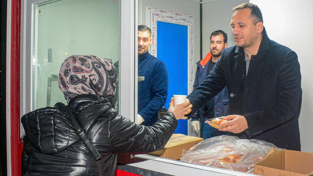 Bornova'da sıcak çorba dağıtımı 3 noktaya ulaştı