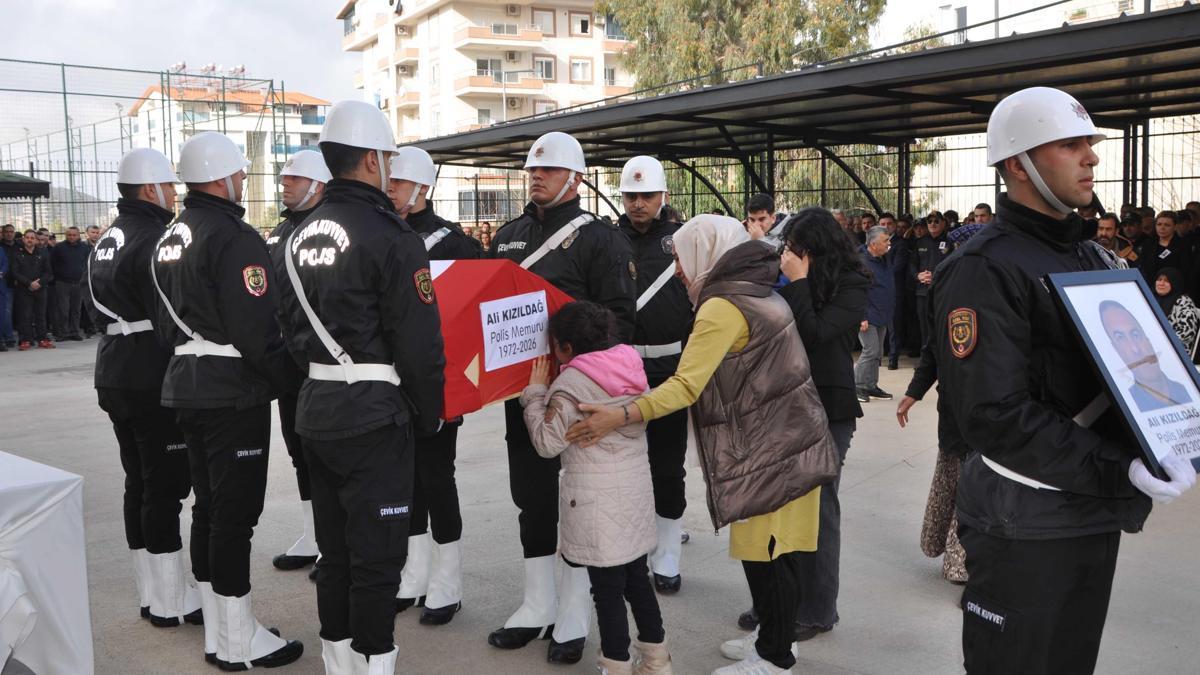 Polis babasının tabutunun başında gözyaşı döktü