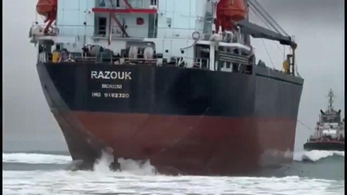 Sarıyer'de karaya oturan gemi kurtarıldı