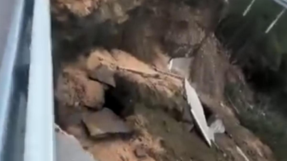 Çöken kara yolunda 10 metrelik çukur oluştu