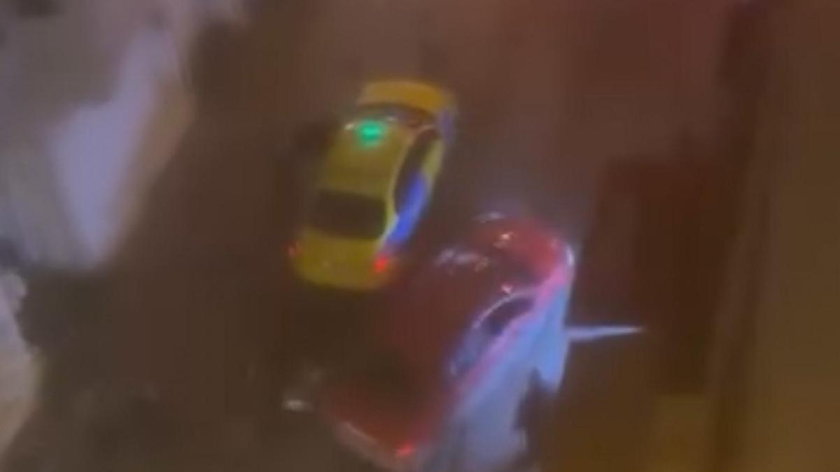 İstanbul- Beyoğlu'nda aracını kavga ettiği grubun üzerine sürdü; kaldırımdakiler ezilmekten son anda kurtuldu