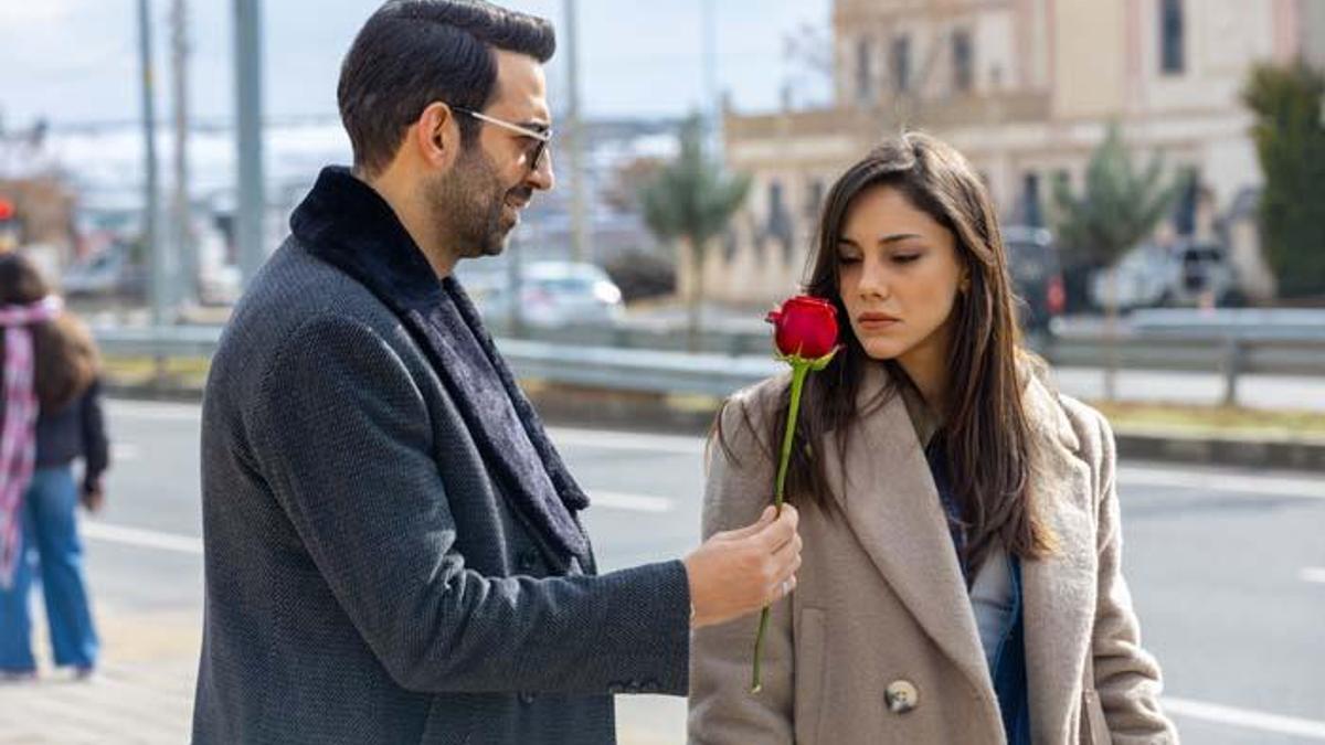 Uzak Şehir'in 'Zerrin'i Dilin Döğer'den Sevgililer Günü Pozu! Hayranları Aşk Diledi
