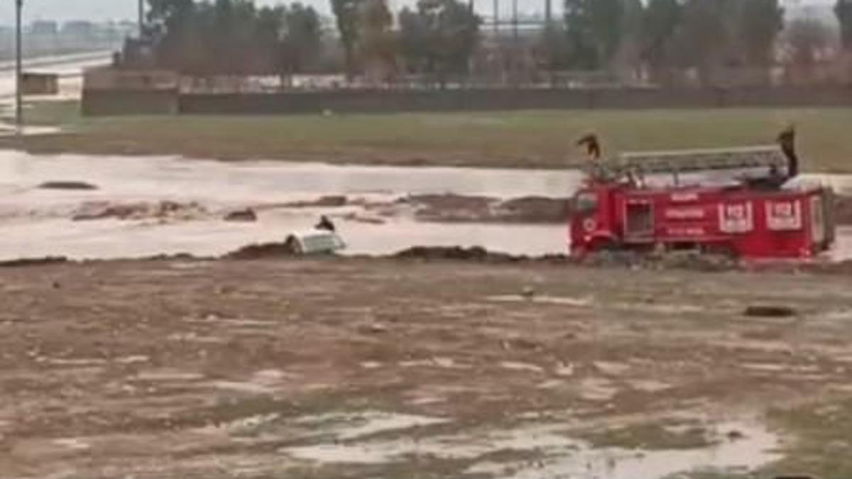 Sağanak sonrası oluşan gölette mahsur kalan 2 kişi kurtarıldı
