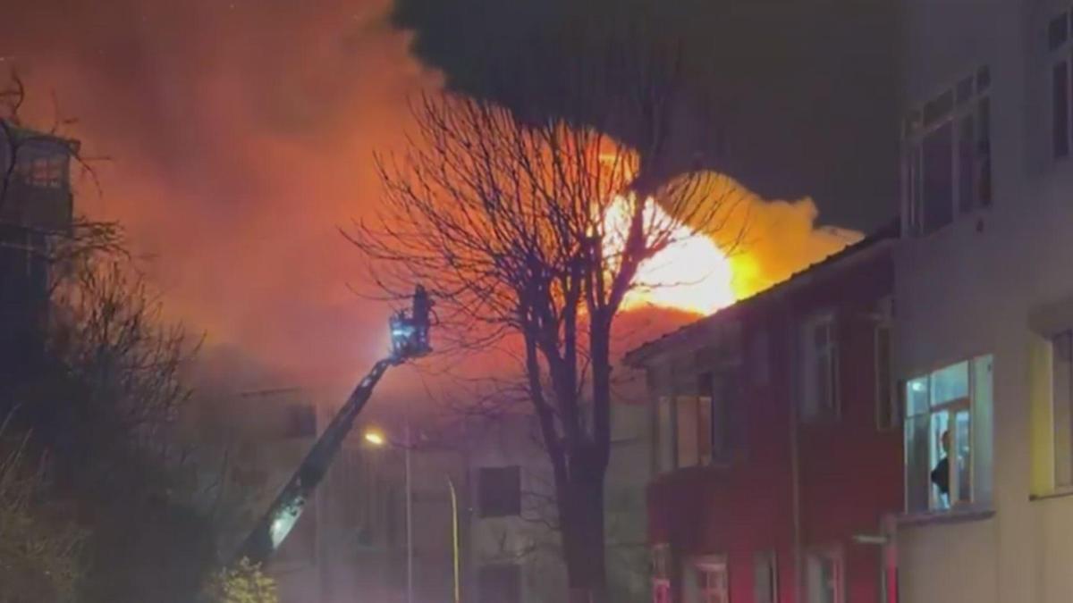 İstanbul'da korkutan yangın: 7 katlı bina alev alev yandı