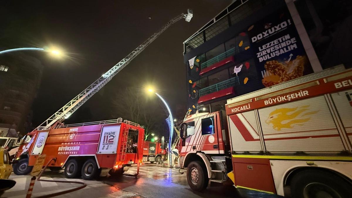 İzmitte 7 katlı binanın çatısında çıkan yangın söndürüldü
