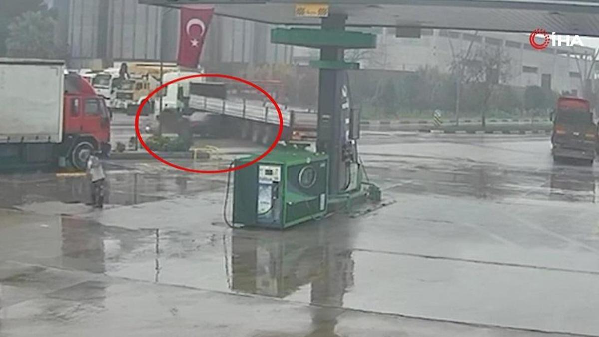 Otomobil TIRın dorsesine ok gibi saplandı! O anlar kamerada