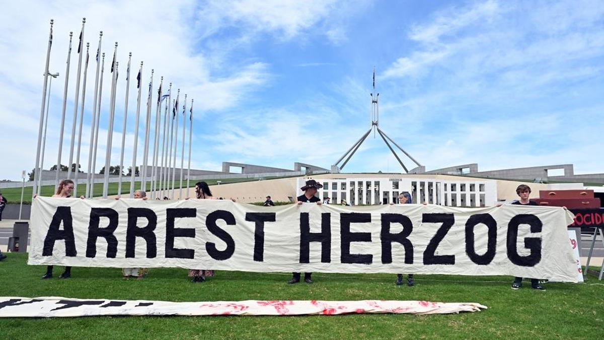 Avustralya, Herzog'un ziyaretine tepkili: Parlamento binası önünde protesto edildi