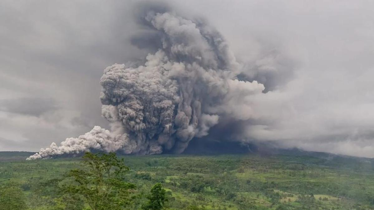 Endonezyada Semeru alarmı: 8 saatte 5 patlama