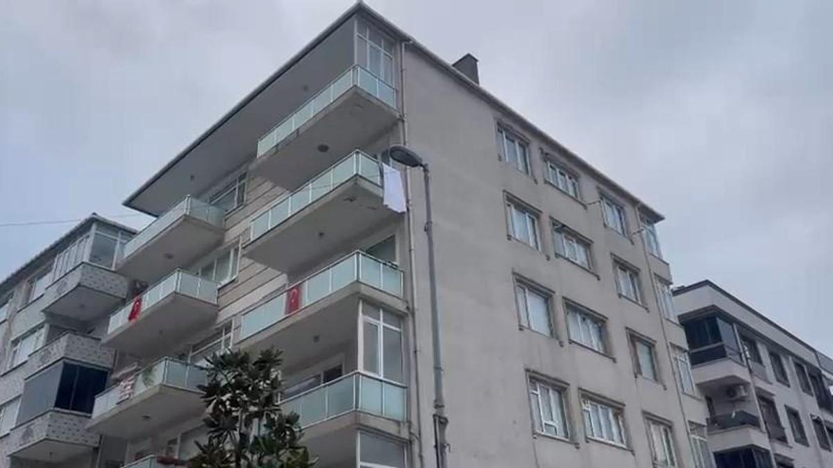 İstanbul - Küçükçekmece'de istinat duvarı yıkıldı; 5 katlı bina tahliye edildi-1