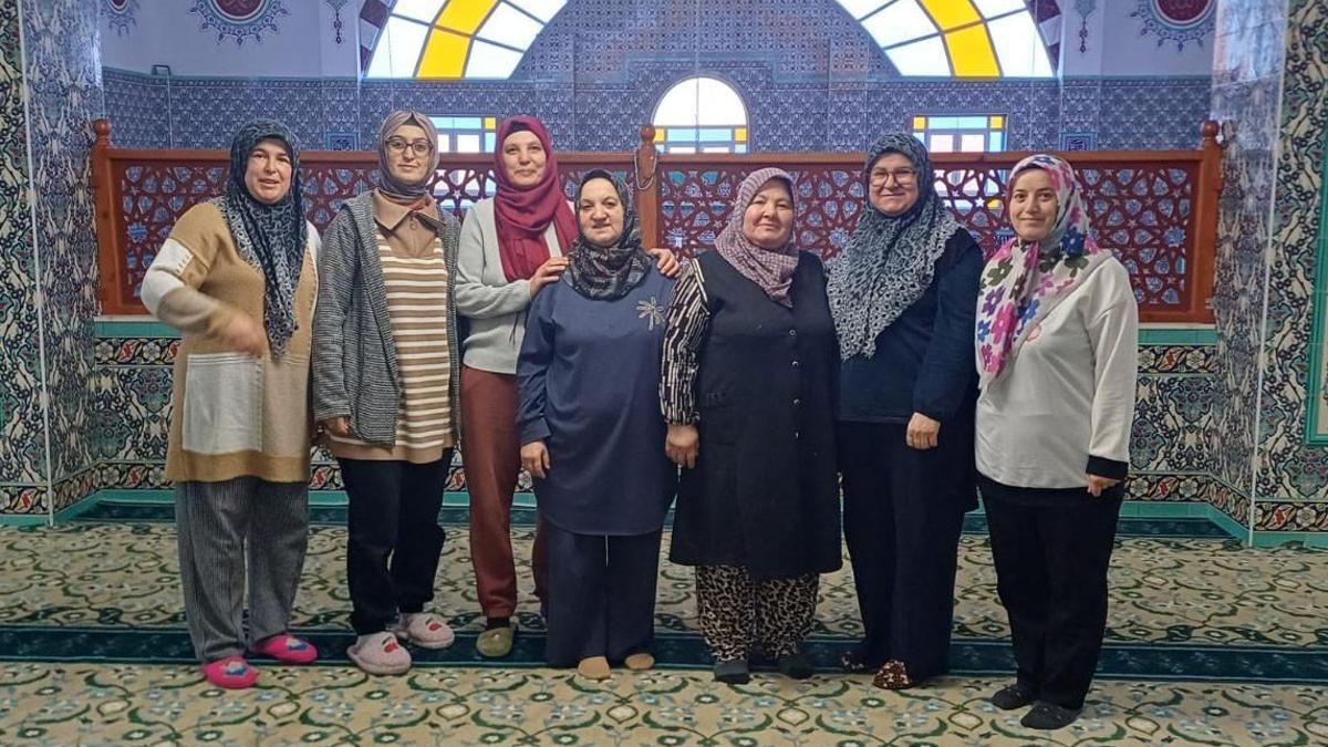 Gönüllülerden cami temizliği