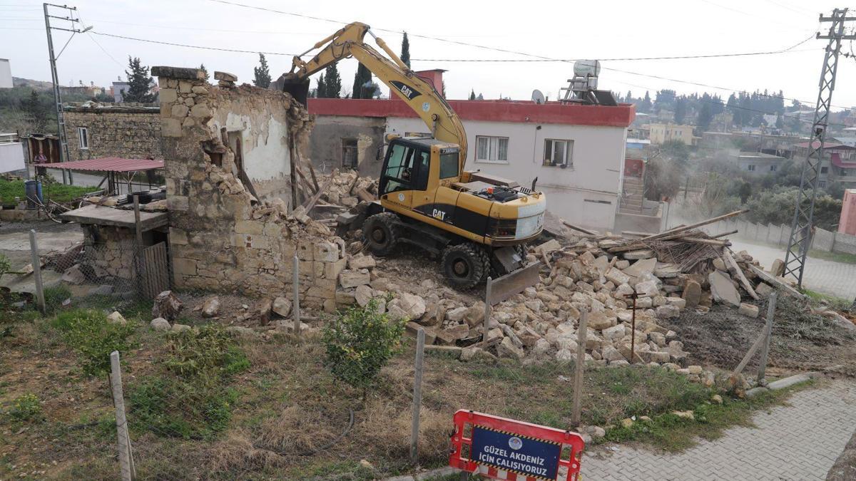 Akdenizde metruk bina yıkıldı