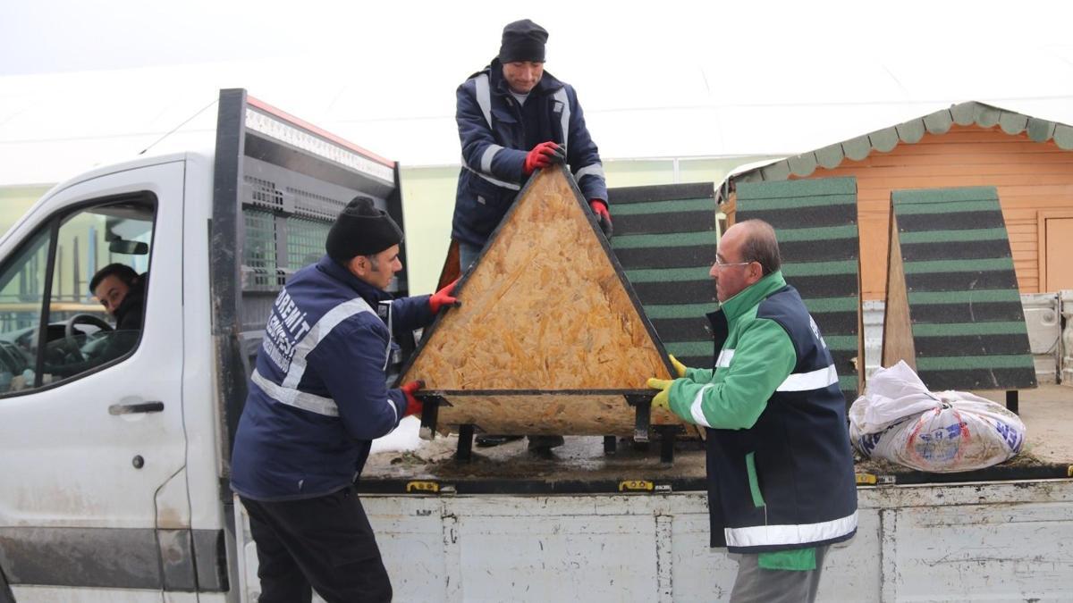 Belediye ekipleri, sokak kedileri için 'kedi evleri' yerleştirdi