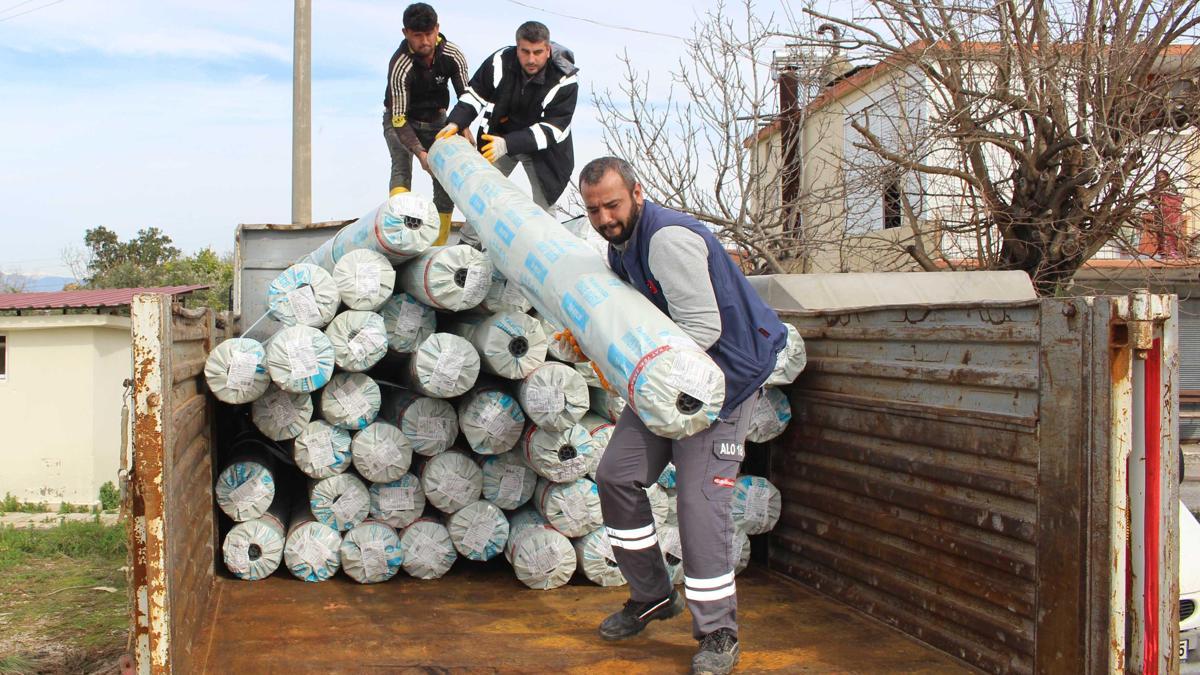 Büyükşehirden hortum ve yağıştan zarar gören çiftçiye sera naylonu desteği