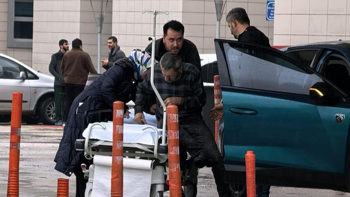 Soba borusuna ilave yapmak için çıktığı çatıdan düşüp yaralandı