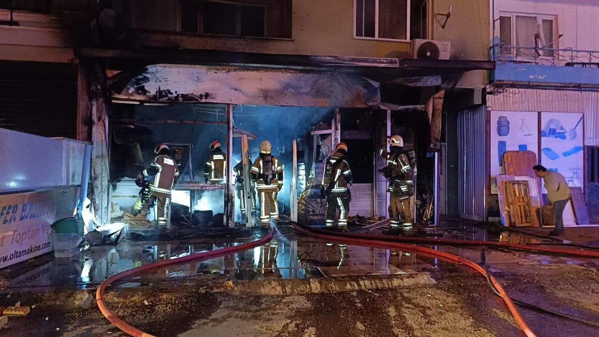 Bursa'da iş yerinde çıkan yangında 2 kişi dumandan etkilendi