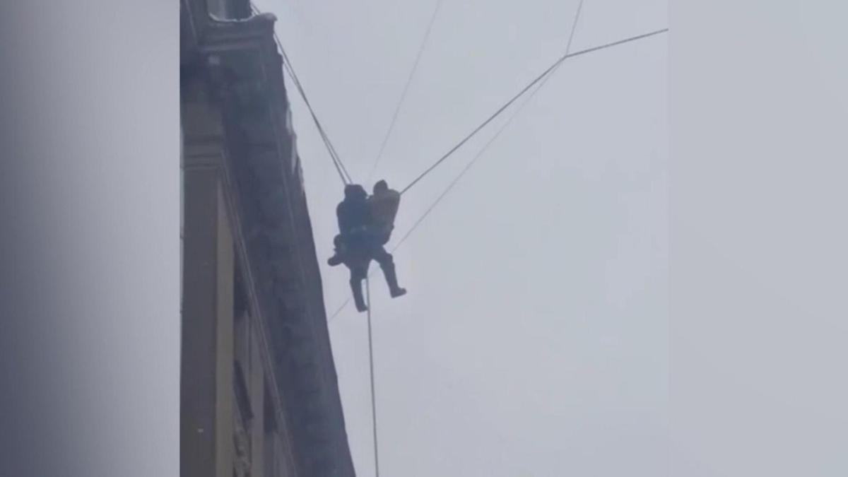 İşte mucize kurtuluş: Çatıdan düştü tele tutundu