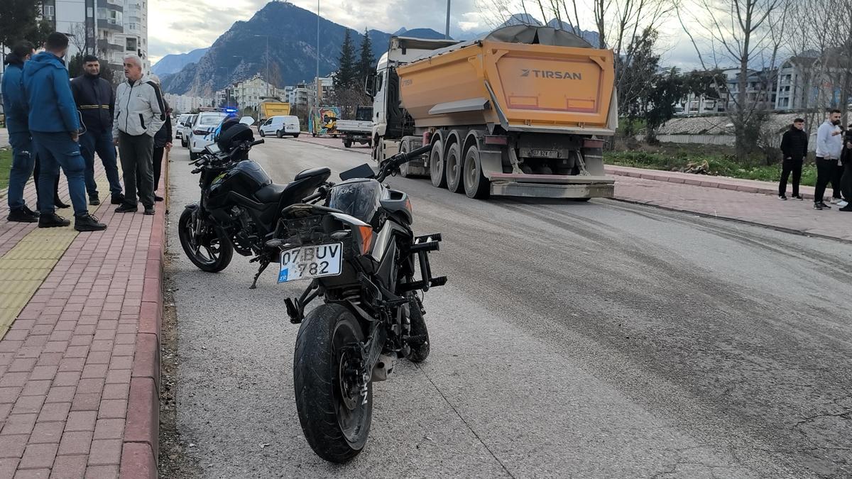 Motosikletle kamyona çarpan 2 liseli yaralandı
