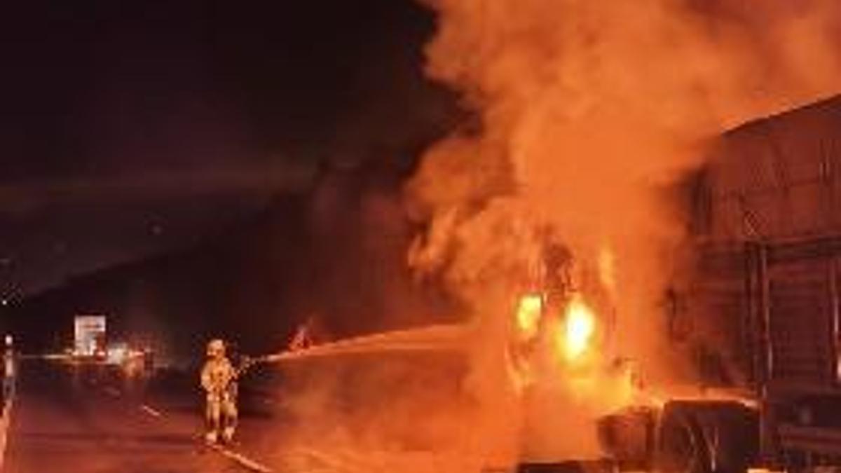 Mısır yüklü TIR, alev alev yandı
