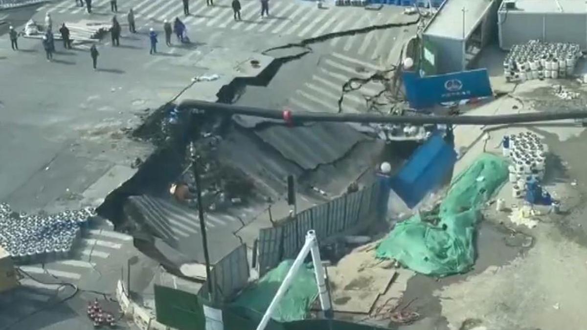 Çin'de yol çöktü: Saniyeler içinde devasa çukur oluştu! İşte görüntüler...