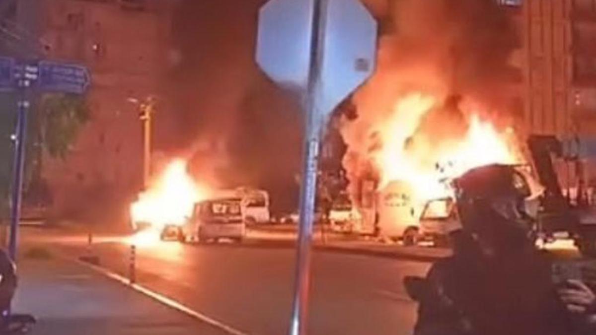 Kız arkadaşı ile annesinin araçlarını kundakladı