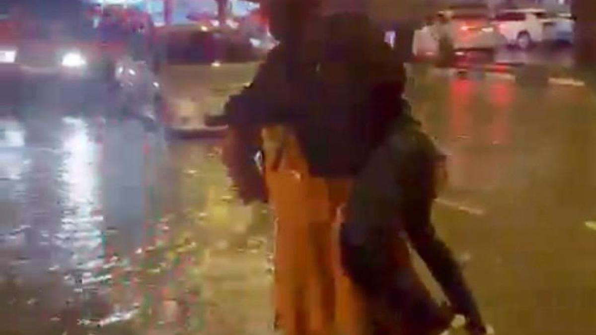 Osmaniyede sağanak ve fırtına; ekipler mahsur kalanları sırtında taşıdı