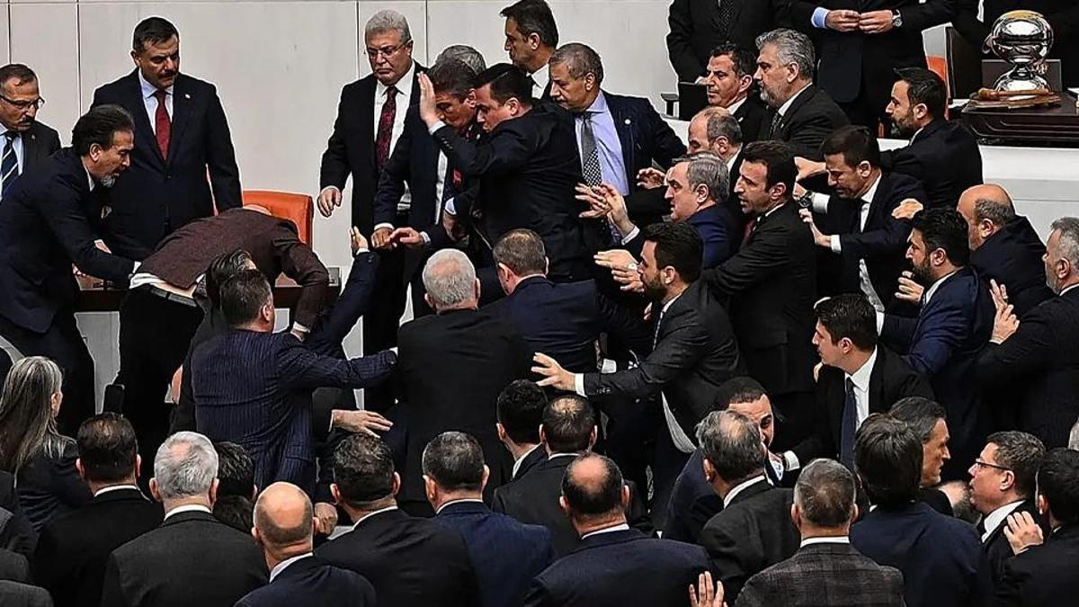 Mecliste kavgayı çıkaran talimat kimden geldi? Abdulkadir Selvi yazdı...