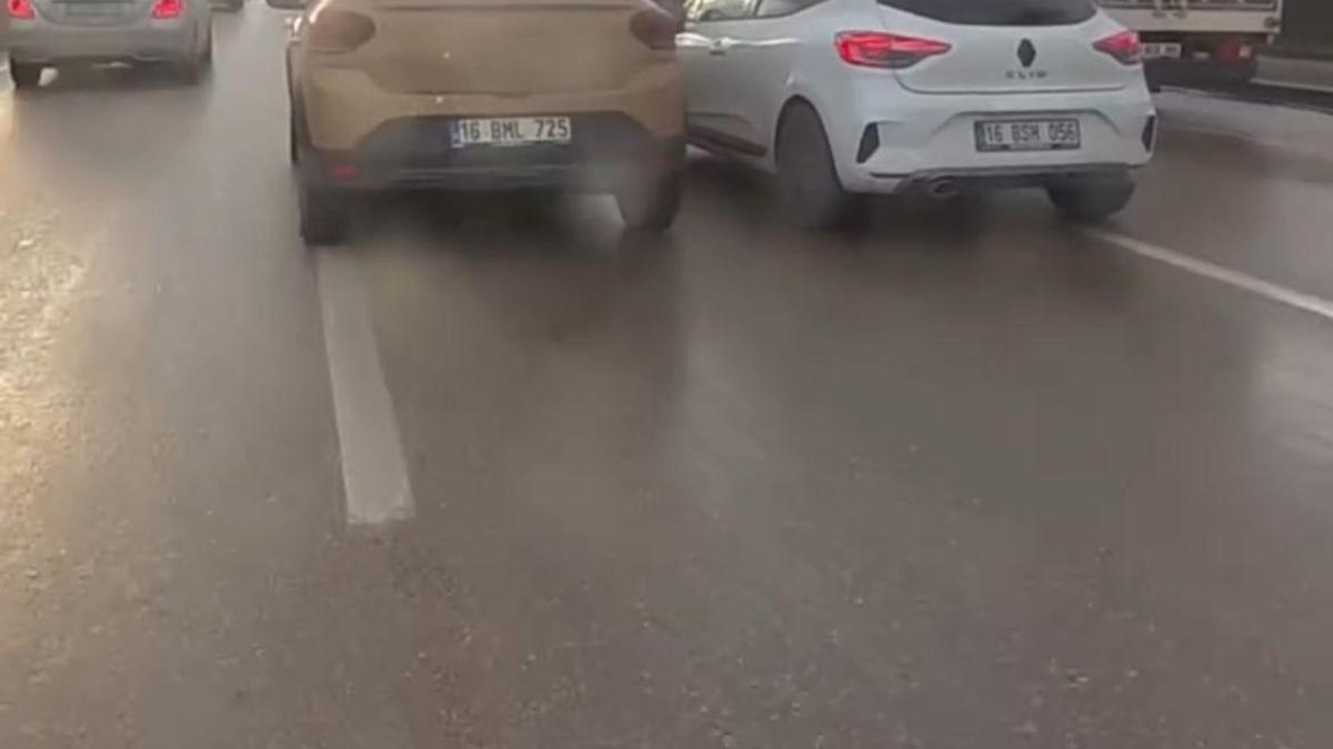 Otomobil sürücülerinin 'şerit' kavgası kask kamerasında