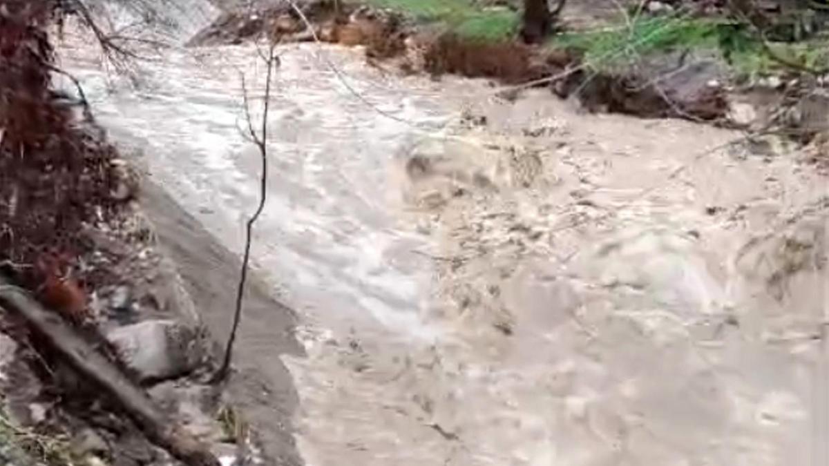 Eğirdir'de sağanak dereleri taşırdı
