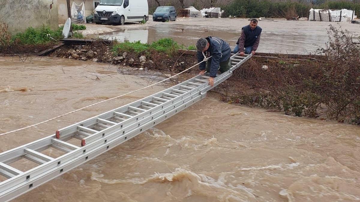 Sağanak sonrası mahsur kalan 2 kişi ekipler tarafından kurtarıldı