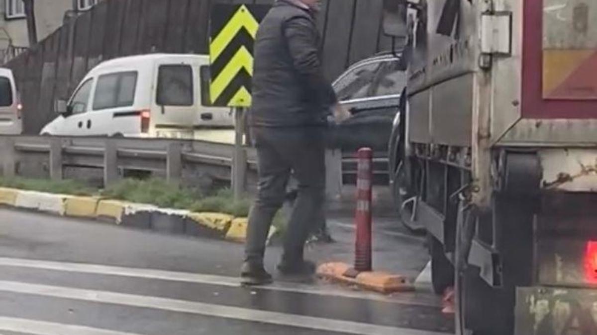 İstanbul- Küçükçekmecede trafikte 'kaynak' tartışması: Otomobil sürücüsü kamyoneti yumrukladı