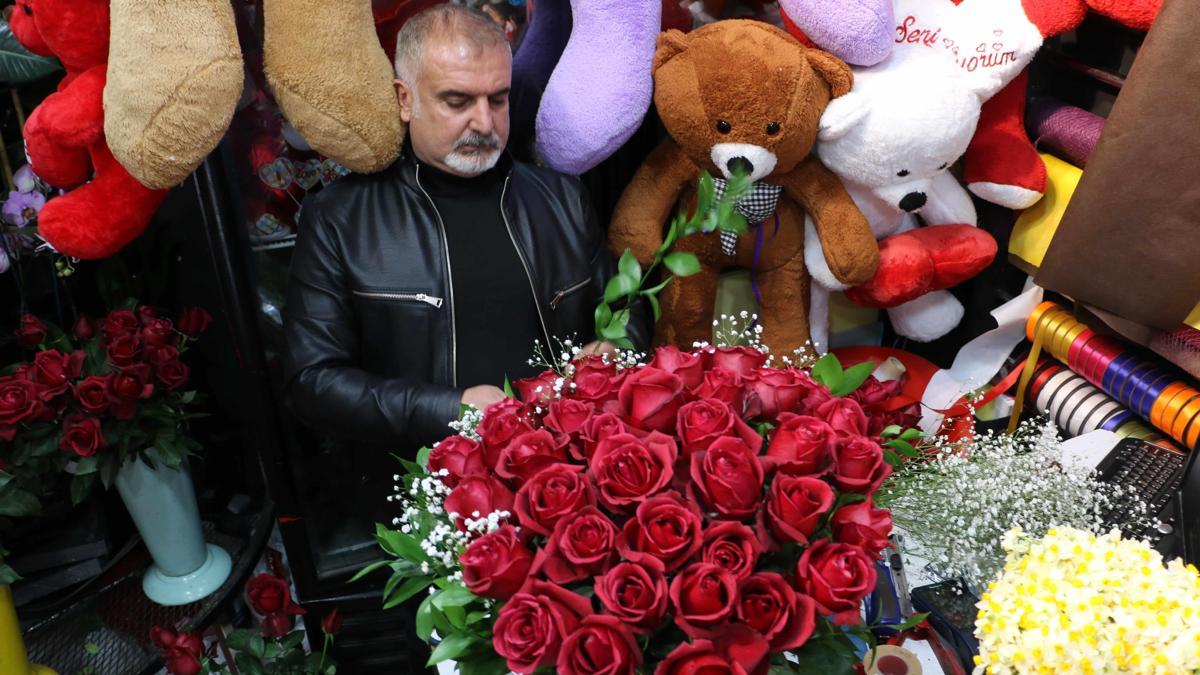 Diyarbakırda 14 Şubat mesaisi: Vitrinler kırmızıya büründü