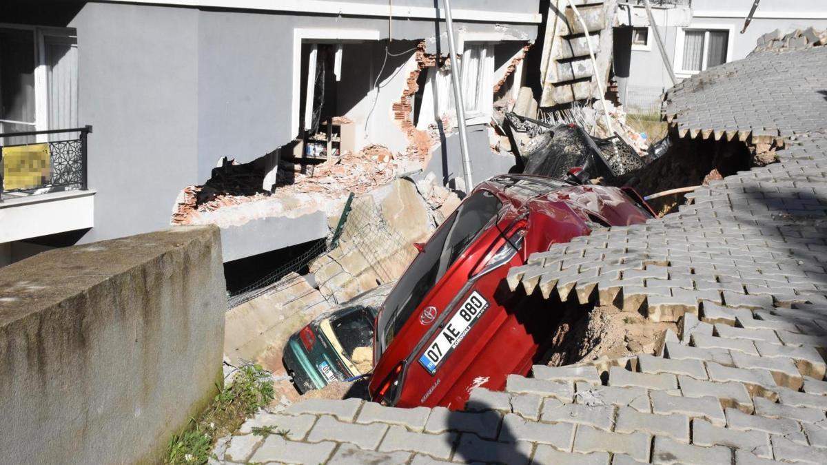 İzmirde toprak kayması; 2 bina ve 7 araç zarar gördü