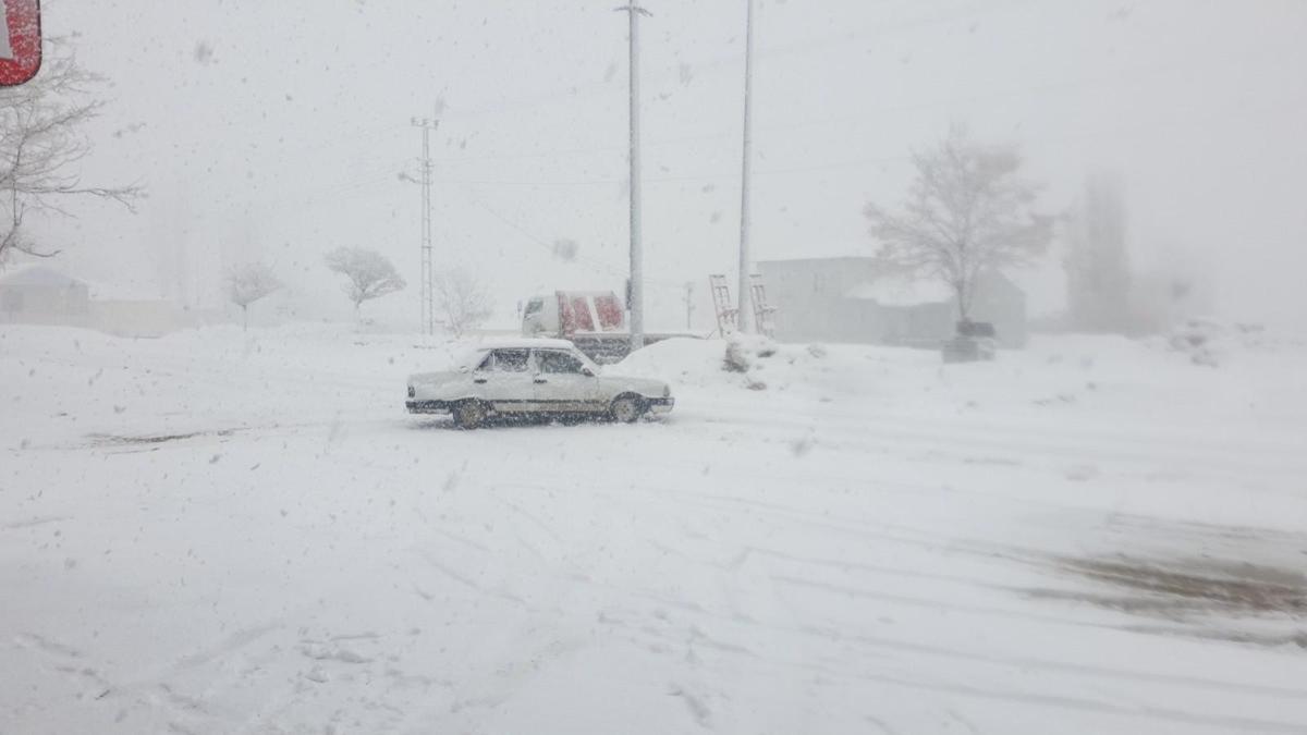 Vanda kardan 43 yerleşim yeri ulaşıma kapandı