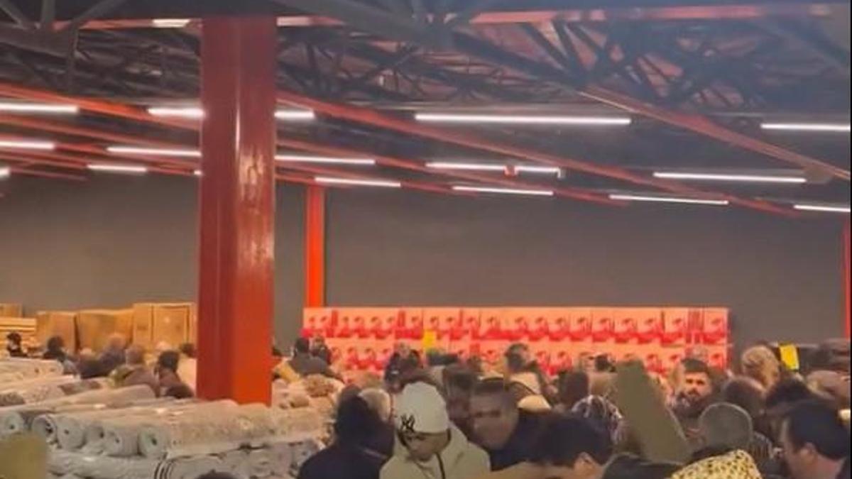 Bursada mağaza açılışında izdiham