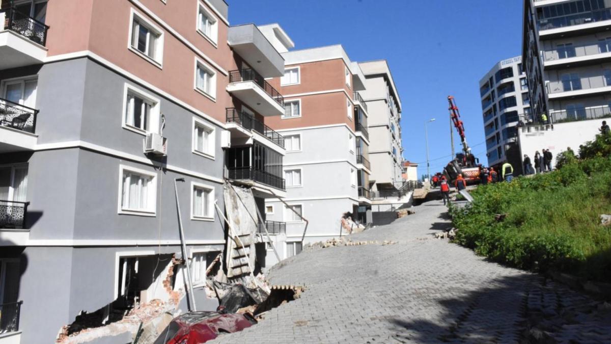 İzmir'de istinat duvarı çöktü: 2 bina ve 6 araç hasar gördü