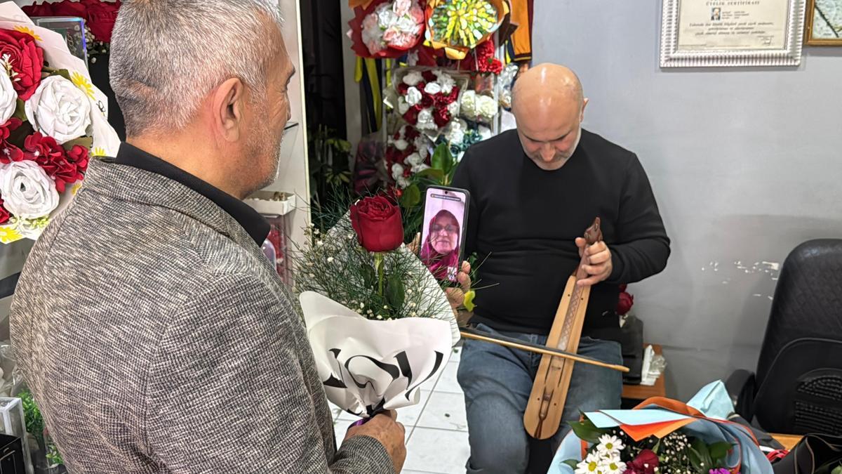 Ordulu çiçekçi, 14 Şubatta 65 yaş üstüne hem ücretsiz gül veriyor hem kemençe çalıyor