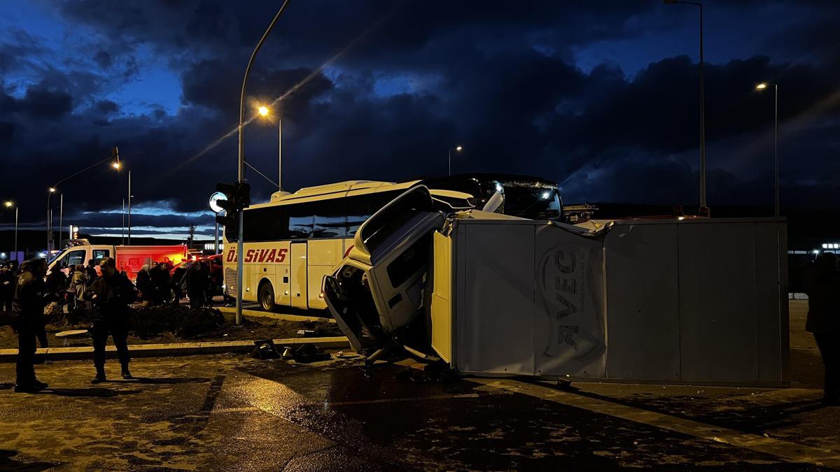 Kayseride yolcu otobüsü ile kamyonet çarpıştı: 5 yaralı