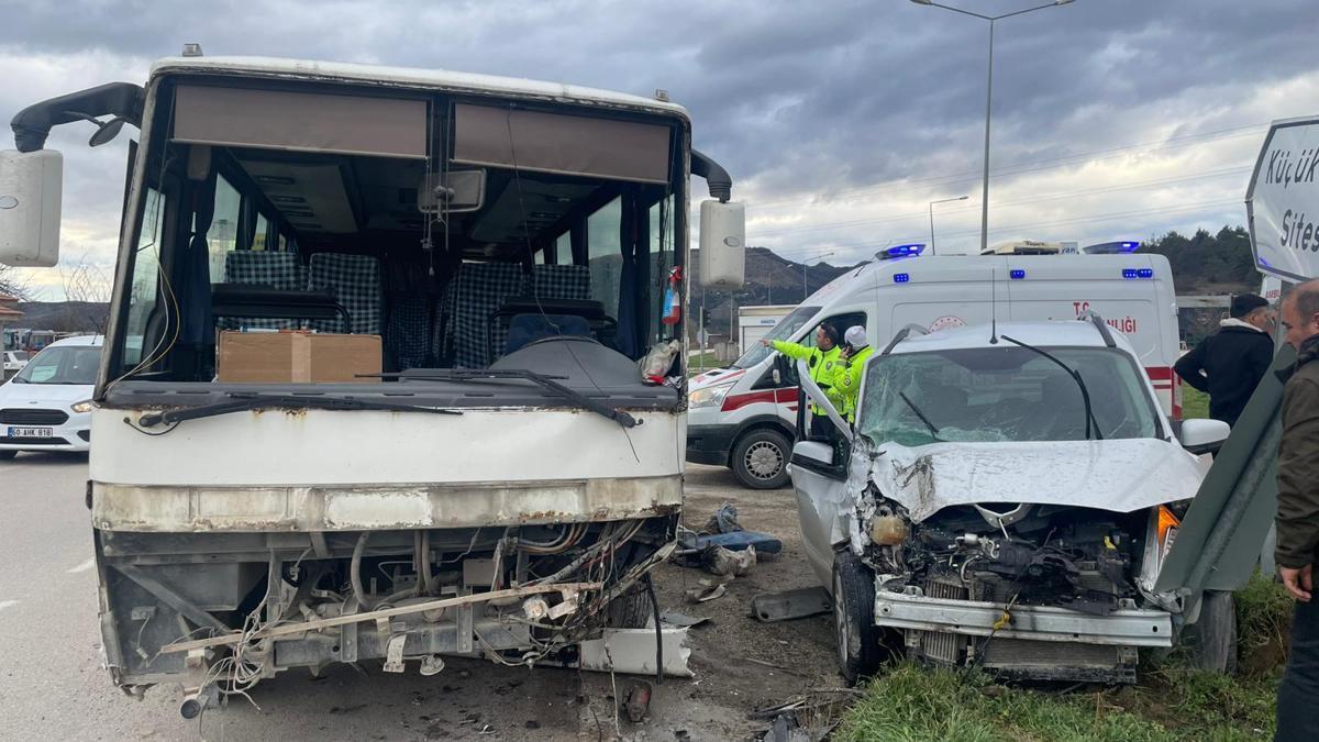 Hafif ticari araç ile midibüs çarpıştı: 6 yaralı