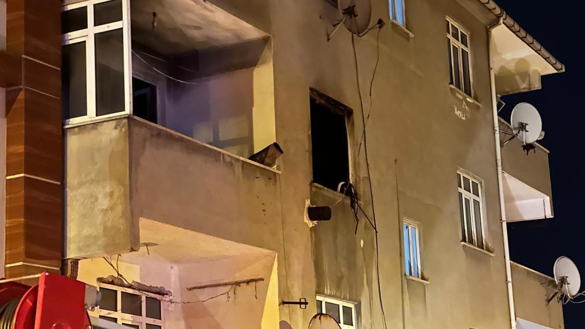 İstanbul - Sancaktepede 3 katlı binada yangın: 1 yaralı